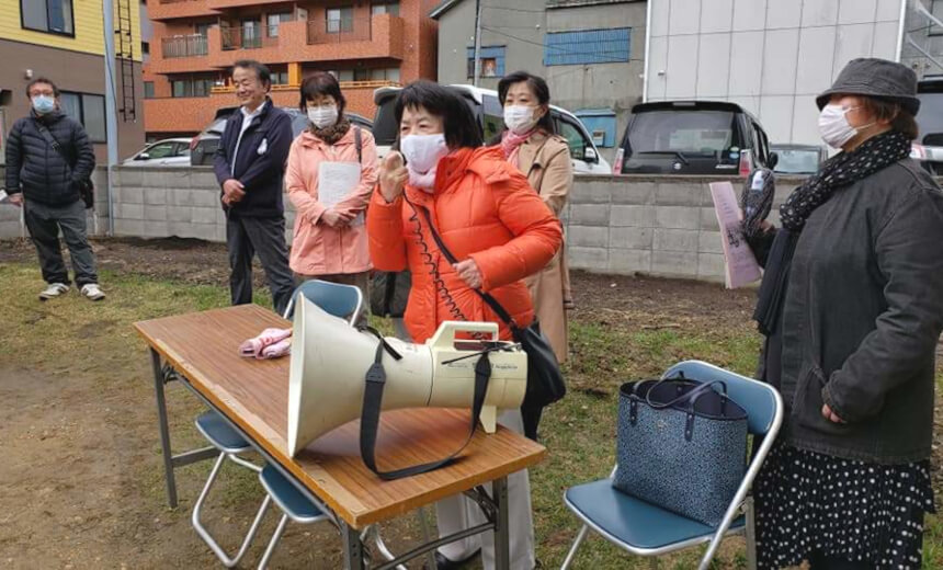 集会であいさつする吉岡弘子市議