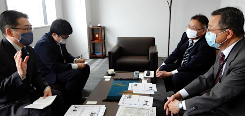 北海道中小企業家同友会から実情を聞き取る（左から）畠山前議員と山﨑対策本部事務局長