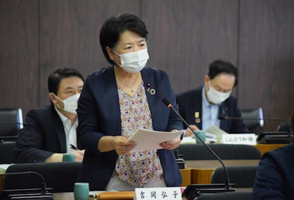 調特委で質問する吉岡市議