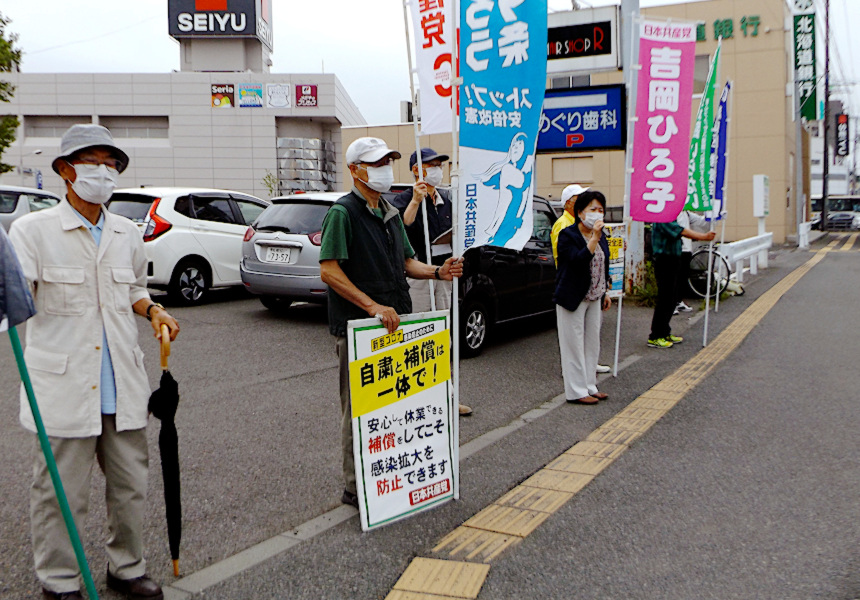 バス停で待つ通勤客らに訴える吉岡市議（左から４人目）と後援会員
